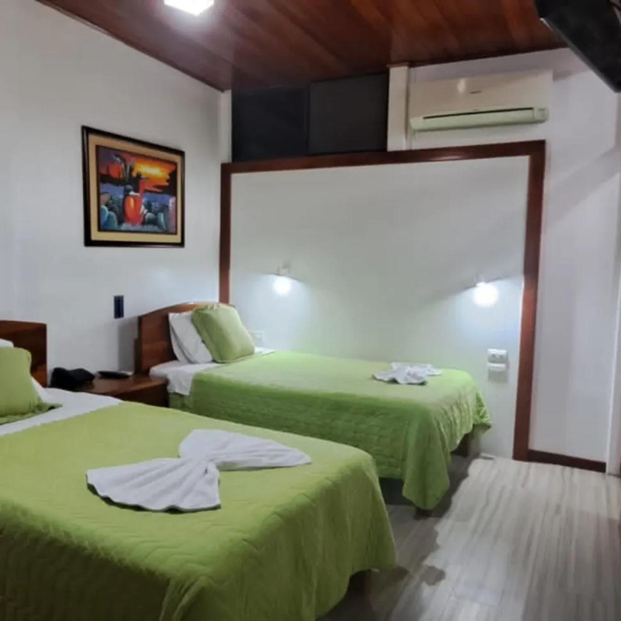 Isla Azul Hotel Puerto Ayora  Buitenkant foto
